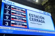 Demoras en los trenes Mitre, Sarmiento y Roca por un nuevo control. Fotografía editorial relacionada con demoras en trenes. publicada en Noticias Web