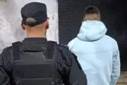 Detuvieron a un juvenil de Newell's con un arma cargada en un auto. Fotografía editorial relacionada con juvenil de Newell's detenido. publicada en Noticias Web