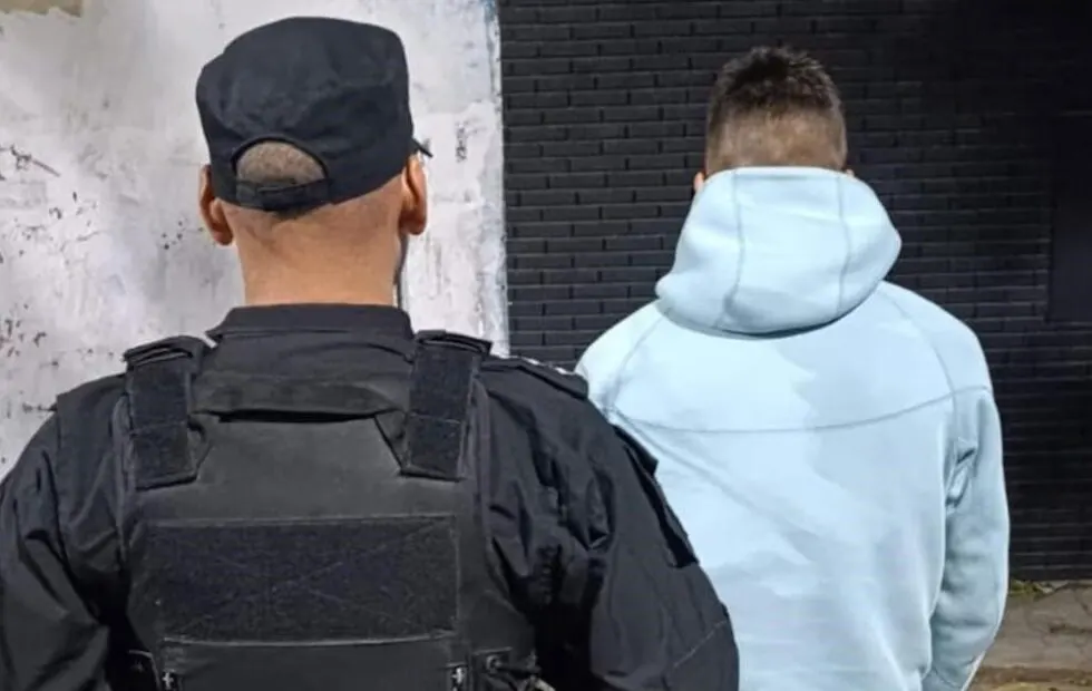 Detuvieron a un juvenil de Newell's con un arma cargada en un auto. Fotografía editorial relacionada con juvenil de Newell's detenido. publicada en Noticias Web