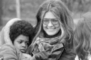 Gloria Steinem, la periodista que convirtió el feminismo en acción pública. Imagen destacada sobre Gloria Steinem. publicada en Noticias Web