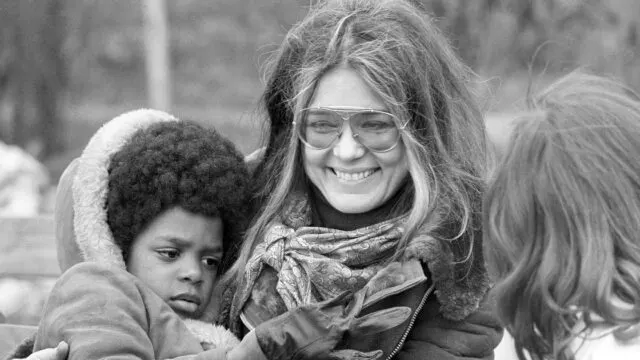 Gloria Steinem, la periodista que convirtió el feminismo en acción pública. Imagen destacada sobre Gloria Steinem. publicada en Noticias Web