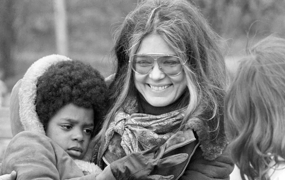 Gloria Steinem, la periodista que convirtió el feminismo en acción pública. Imagen destacada sobre Gloria Steinem. publicada en Noticias Web
