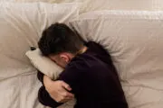 Suicidio adolescente: cómo influyen la exclusión social y la crisis económica. Imagen destacada sobre suicidio adolescente. publicada en Noticias Web