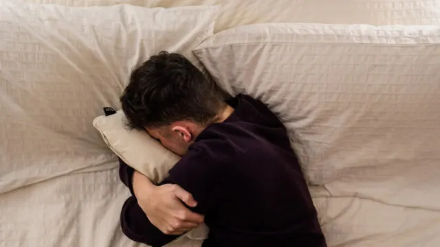 Suicidio adolescente: cómo influyen la exclusión social y la crisis económica. Imagen destacada sobre suicidio adolescente. publicada en Noticias Web