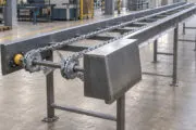 Transportadores de cadena de eslabones: usos y ventajas industriales. Imagen destacada sobre transportadores de cadena de eslabones. publicada en Noticias Web