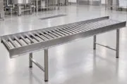 Transportadores de rodillos por gravedad: eficiencia para mover cargas en planta. Imagen destacada sobre transportadores de rodillos por gravedad. publicada en Noticias Web