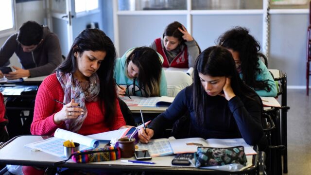 Argentina y Brasil muestran dos resultados al incluir estudiantes. Fotografía editorial relacionada con inclusión educativa Argentina Brasil. publicada en Noticias Web