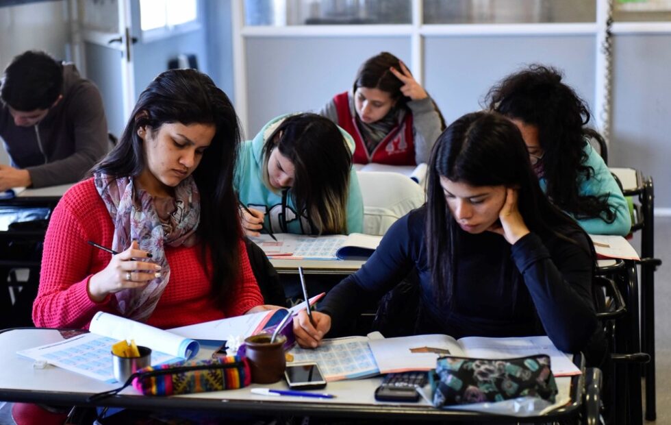 Argentina y Brasil muestran dos resultados al incluir estudiantes. Fotografía editorial relacionada con inclusión educativa Argentina Brasil. publicada en Noticias Web