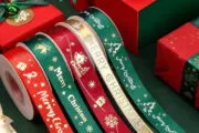 Cintas navideñas: ideas para decorar regalos, hogares y emprendimientos. Imagen destacada sobre cintas navideñas. publicada en Noticias Web