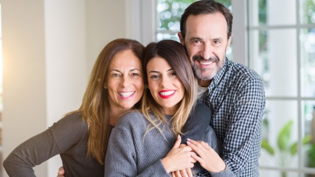 Cómo acompañar a los hijos adultos sin sobreprotegerlos. Imagen destacada sobre acompañar a los hijos adultos. publicada en Noticias Web