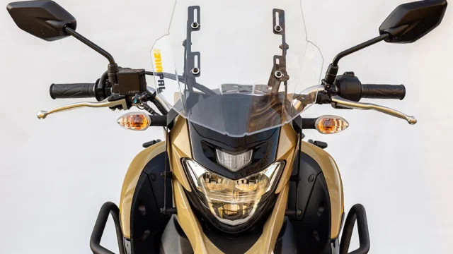 Cómo comprobar la compatibilidad del parabrisas con la Yamaha XTZ 250 ABS. Fotografía editorial relacionada con parabrisas Yamaha XTZ 250 ABS. publicada en Noticias Web