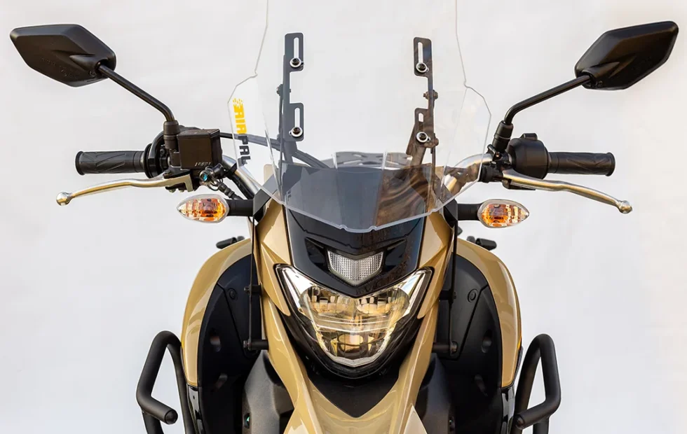 Cómo comprobar la compatibilidad del parabrisas con la Yamaha XTZ 250 ABS. Fotografía editorial relacionada con parabrisas Yamaha XTZ 250 ABS. publicada en Noticias Web