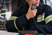 Cómo revisar la radio durante el cambio de guardia en un cuartel. Fotografía editorial relacionada con revisión de la radio. publicada en Noticias Web