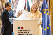 Francia distinguió a Amalia Amoedo por su aporte al arte y la cultura. Fotografía editorial relacionada con distinción francesa a Amalia Amoedo. publicada en Noticias Web