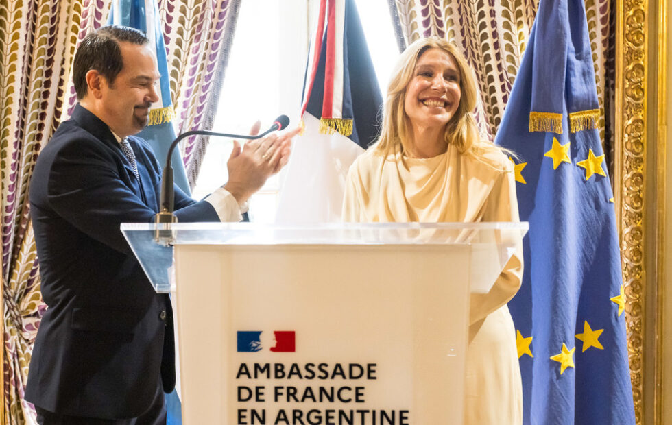 Francia distinguió a Amalia Amoedo por su aporte al arte y la cultura. Fotografía editorial relacionada con distinción francesa a Amalia Amoedo. publicada en Noticias Web