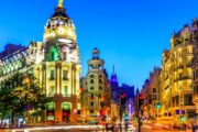 Las esculturas de un amor prohibido que se cruzan en la Gran Vía de Madrid. Fotografía editorial relacionada con esculturas de la Gran Vía. publicada en Noticias Web