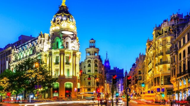 Las esculturas de un amor prohibido que se cruzan en la Gran Vía de Madrid. Fotografía editorial relacionada con esculturas de la Gran Vía. publicada en Noticias Web