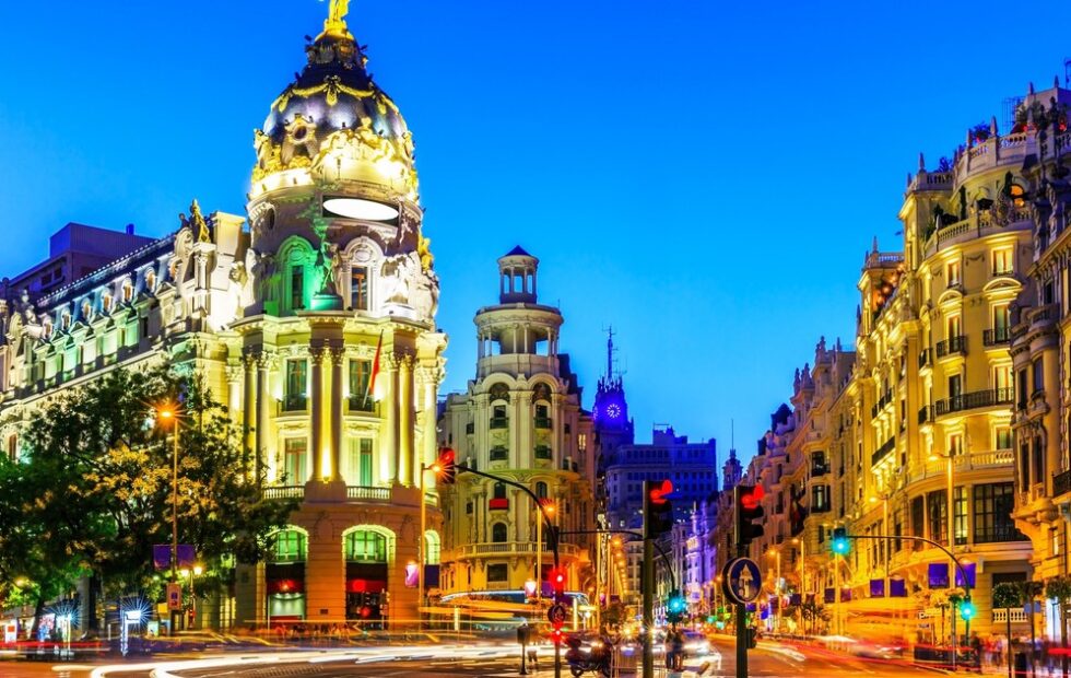 Las esculturas de un amor prohibido que se cruzan en la Gran Vía de Madrid. Fotografía editorial relacionada con esculturas de la Gran Vía. publicada en Noticias Web