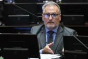 Lewandowski cuestionó a Pullaro por respaldar a Milei ante la crisis industrial. Fotografía editorial relacionada con crisis industrial santafesina. publicada en Noticias Web