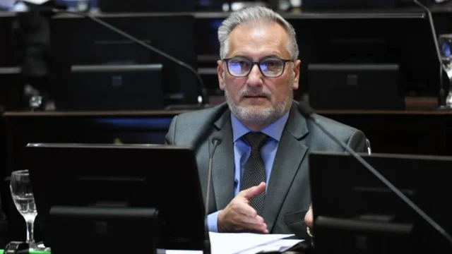 Lewandowski cuestionó a Pullaro por respaldar a Milei ante la crisis industrial. Fotografía editorial relacionada con crisis industrial santafesina. publicada en Noticias Web