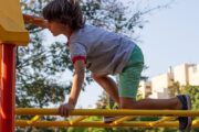 Los chicos hacen más deporte al crecer, pero se mueven menos. Fotografía editorial relacionada con chicos hacen deporte crecer pero. publicada en Noticias Web