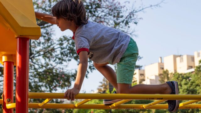 Los chicos hacen más deporte al crecer, pero se mueven menos. Fotografía editorial relacionada con chicos hacen deporte crecer pero. publicada en Noticias Web