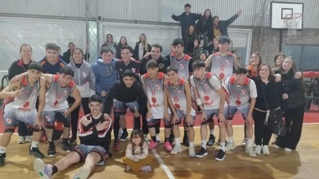 Los Rosarinos Estudiantil y Red Star sacaron ventaja en la reclasificación. Fotografía editorial relacionada con playoffs de reclasificación. publicada en Noticias Web
