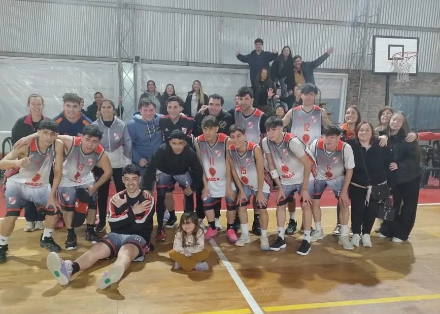 Los Rosarinos Estudiantil y Red Star sacaron ventaja en la reclasificación. Fotografía editorial relacionada con playoffs de reclasificación. publicada en Noticias Web