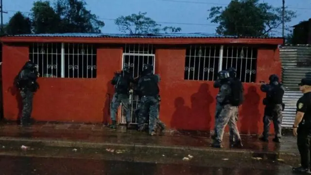 Murió un joven de 19 años tras ingerir una bolsita durante un allanamiento en Posadas. Imagen destacada sobre allanamiento en Posadas. publicada en Noticias Web