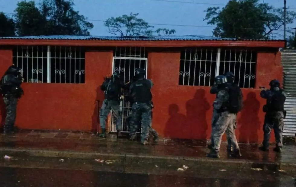 Murió un joven de 19 años tras ingerir una bolsita durante un allanamiento en Posadas. Imagen destacada sobre allanamiento en Posadas. publicada en Noticias Web