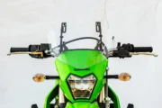 Parabrisas para Kawasaki KLX 300: medidas y claves del montaje. Fotografía editorial relacionada con parabrisas Kawasaki KLX 300. publicada en Noticias Web