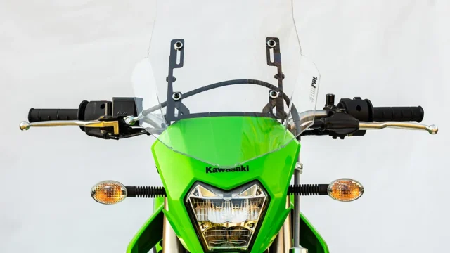 Parabrisas para Kawasaki KLX 300: medidas y claves del montaje. Fotografía editorial relacionada con parabrisas Kawasaki KLX 300. publicada en Noticias Web