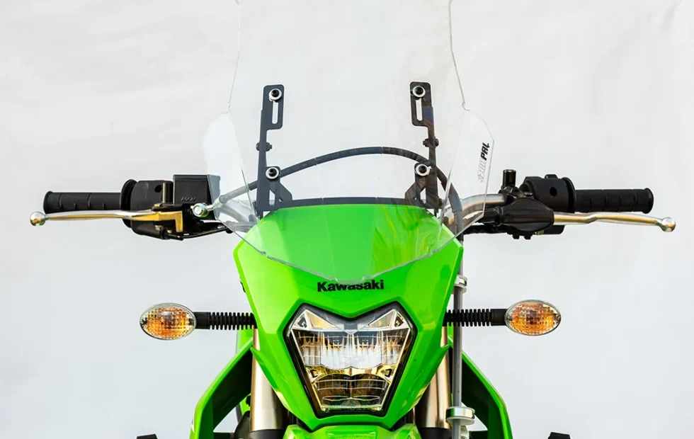 Parabrisas para Kawasaki KLX 300: medidas y claves del montaje. Fotografía editorial relacionada con parabrisas Kawasaki KLX 300. publicada en Noticias Web